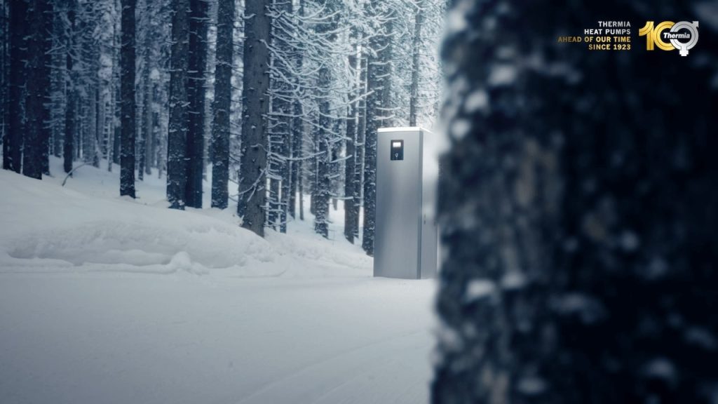 thermia turku kansikuva, ilmalämpöpumppu ulkona metsässä